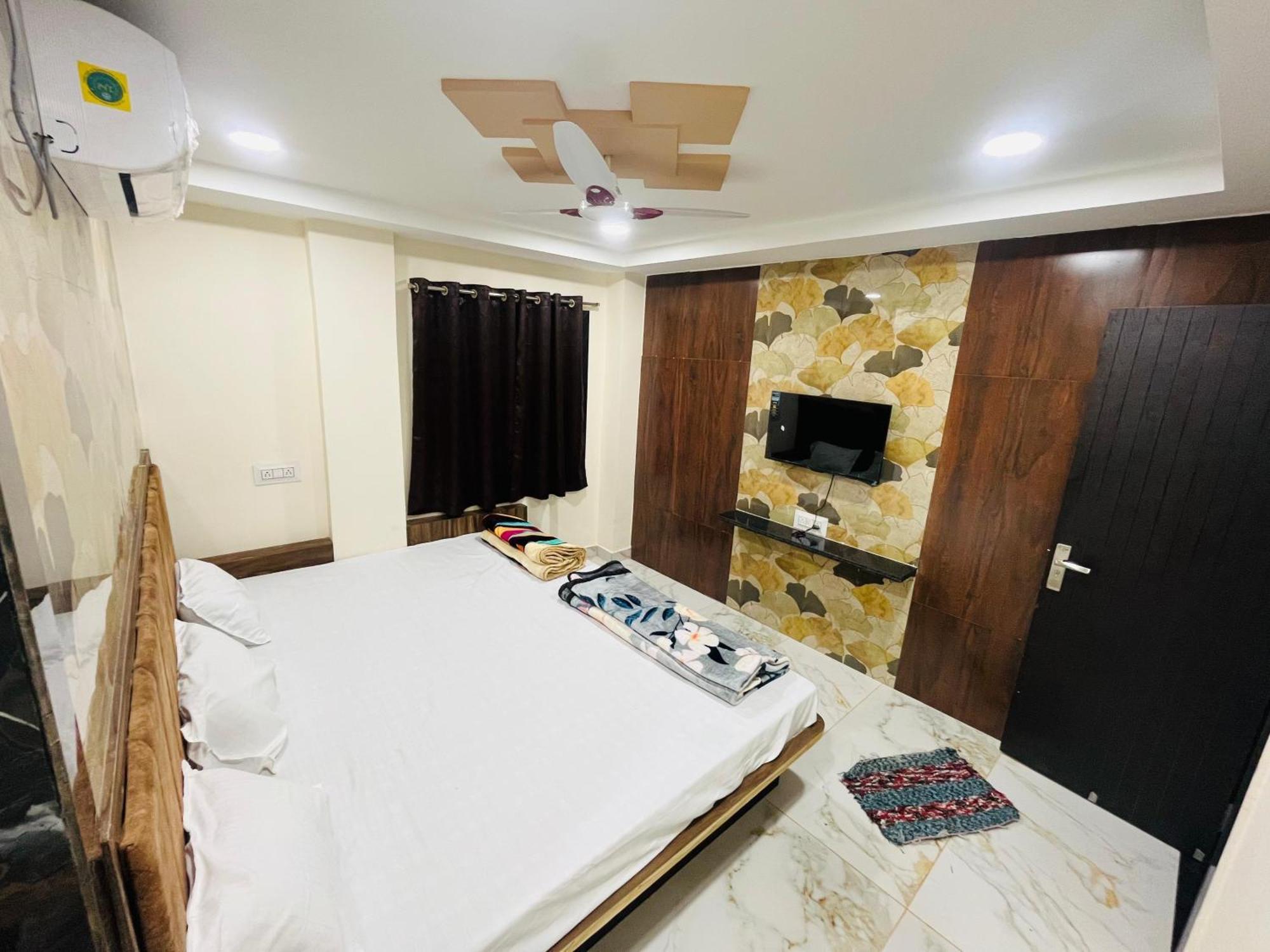 Hotel Sk Tower Ujjain Buitenkant foto