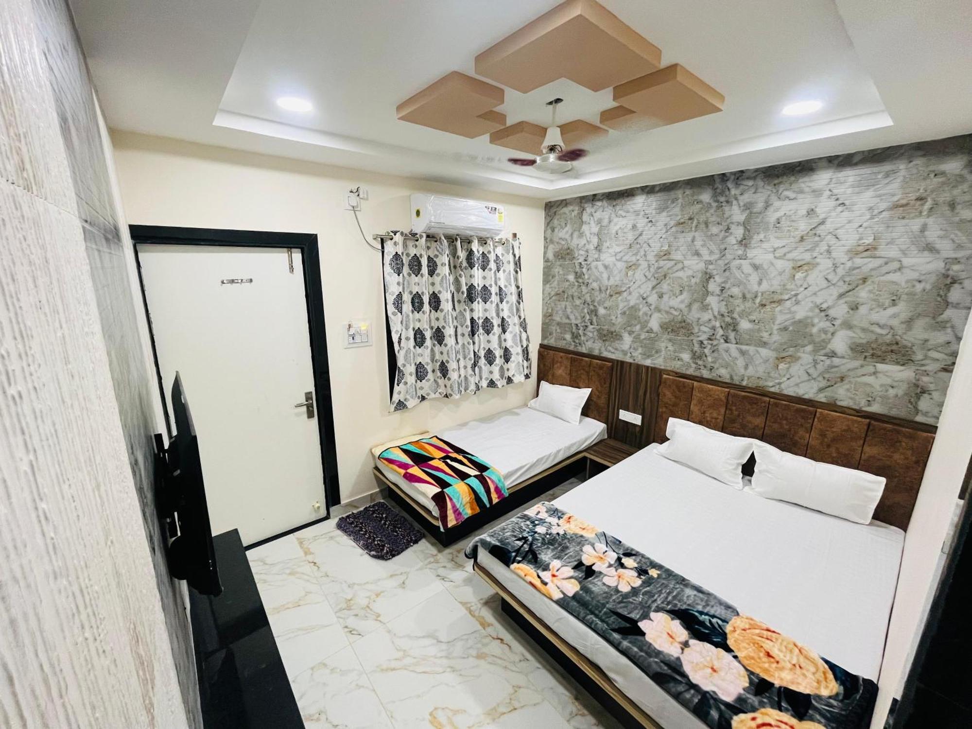 Hotel Sk Tower Ujjain Buitenkant foto
