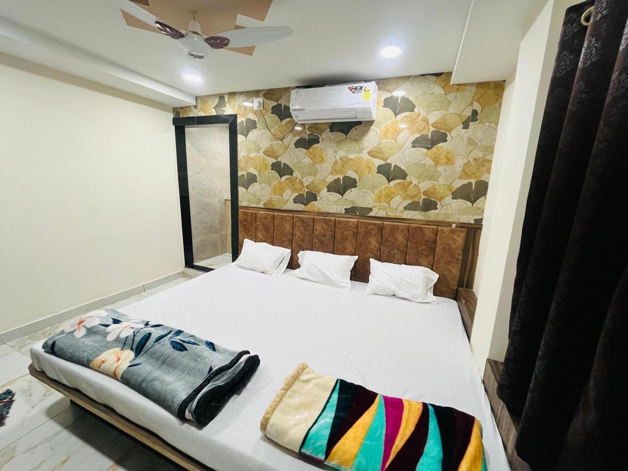 Hotel Sk Tower Ujjain Buitenkant foto